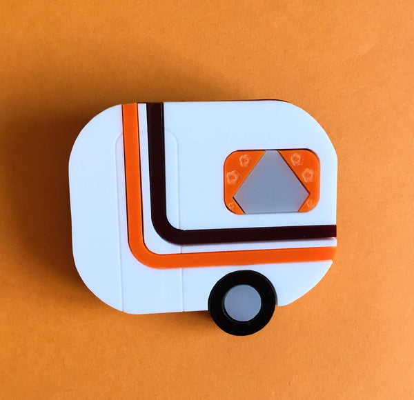 😎HOLIDAYS Acrylic Brooch, a small caravan for a happy holiday⛱ - Isa Duval