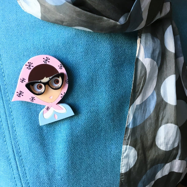 ALVA Acrylic Brooch, a girl from the fifties with retro glasses - Isa Duval